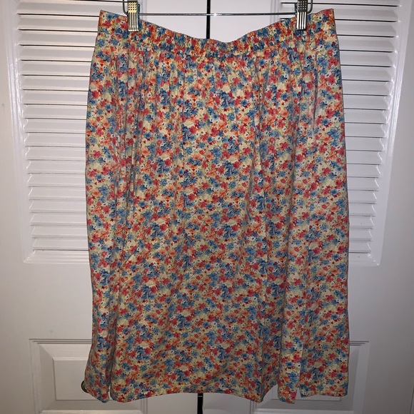 🔥MOVING SALE🔥 floral skirt with pockets! - Picture 4 of 4